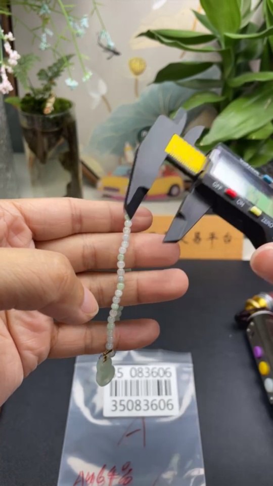 F35083606 Jadeite Bracelet Approx. 3.7mm Gold Content 64% Total Weight Approx. 5.1g