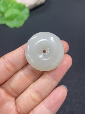 H42954821 和田玉挂件    平安扣    货品总重约16g