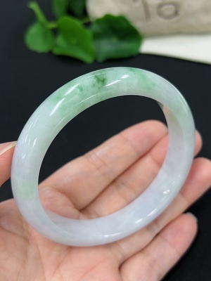 F46546671 翡翠正圈手镯 货品总重约59.1g 含其它矿物成分 59.8圈口