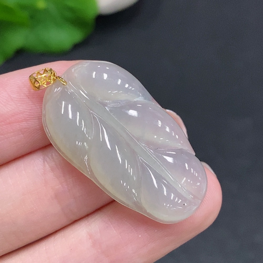 F34968299 Jadeite Leaf Pendant with 18K Gold Clasp, Total Weight Approximately 4.6 Grams