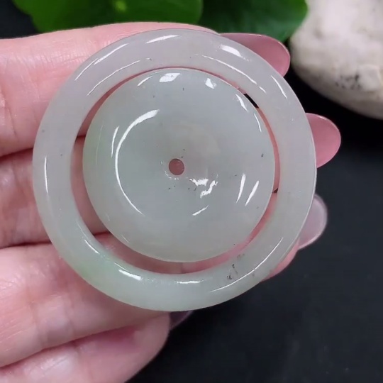 F34982938 Jadeite Mother-and-Child Button Pendant, Total Weight Approximately 15.6g