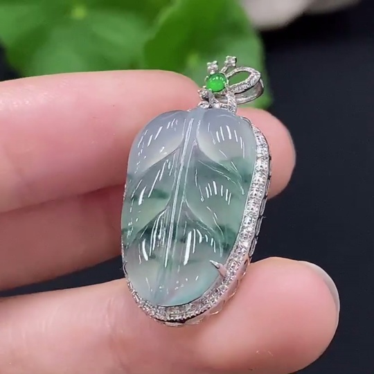 F32753791 Jadeite leaf inlaid pendant 18K gold, total weight approx. 3.94g