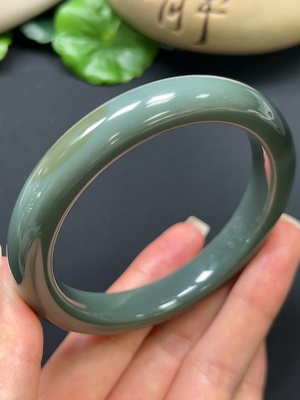 H46529811 和田玉正圈手镯 圈口60.4mm 总重约60.83g