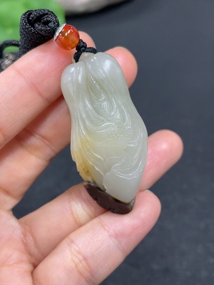 H42954031 和田玉挂件    白菜   货品总重约（含绳）21.8g     皮色成因未定    含其他矿物成份   配珠非和田玉