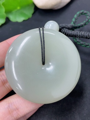 H46504179 和田玉挂件    平安扣   货品总重约（含绳）76g