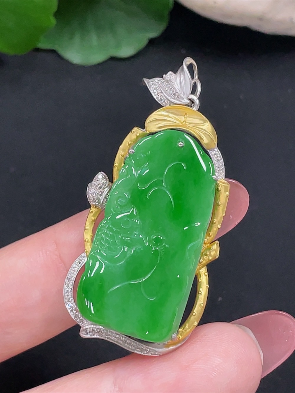 F34012794 Jadeite Pendant with 18K Gold Setting, Total Weight Approx. 10.7g (Accented with Diamonds)