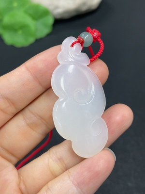 H42954412 和田玉挂件    如意      货品总重约（含绳）9.2g    配珠非和田玉