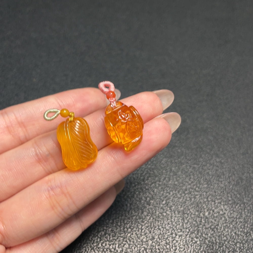 C34991347 Amber Beeswax Pendant with Colorless Coating, Total Weight Approx. 2.25g, Sell as a Lot