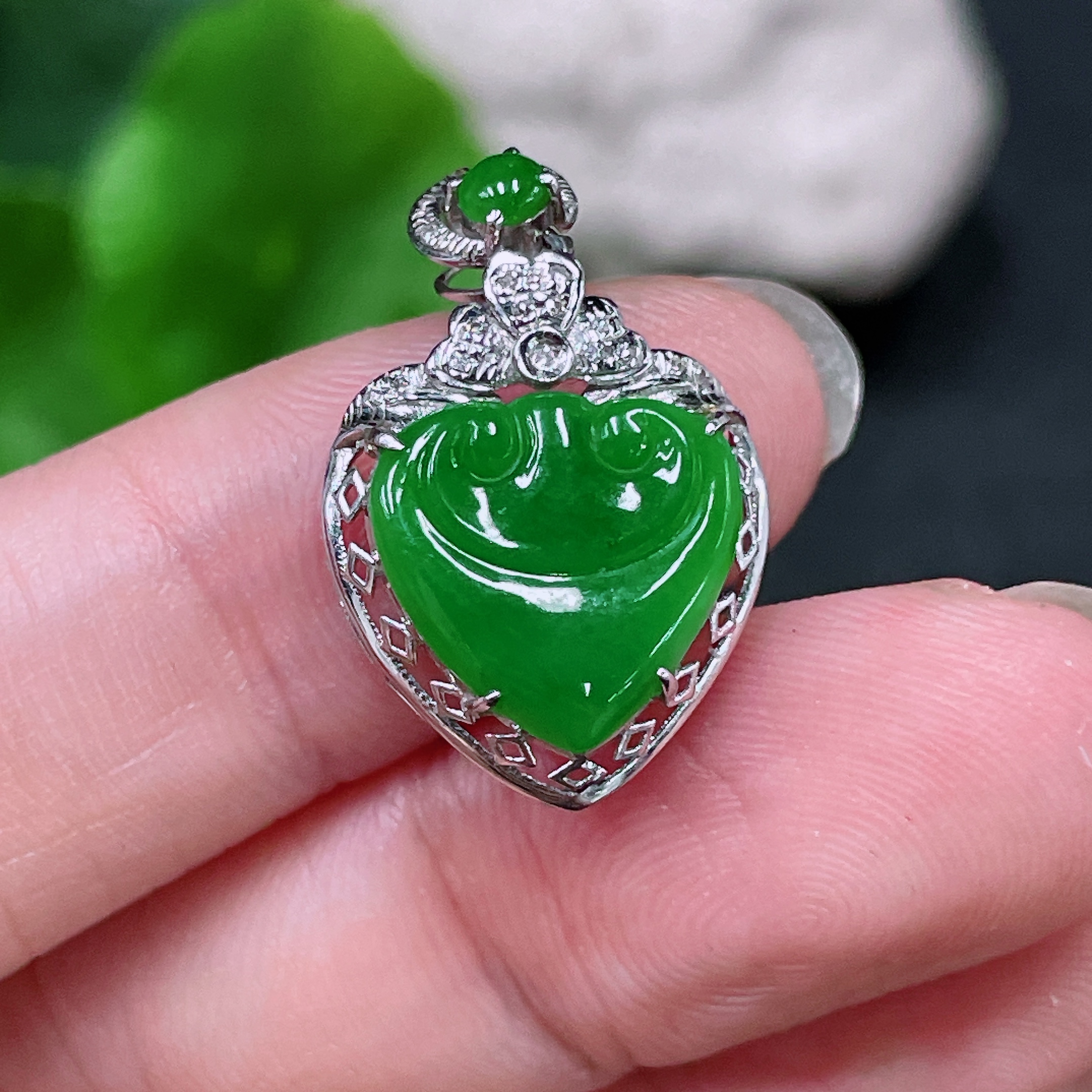 F32811131 Jadeite Inlaid Piece 18K Gold Setting with Diamond Accents Total Weight Approximately 1.47g