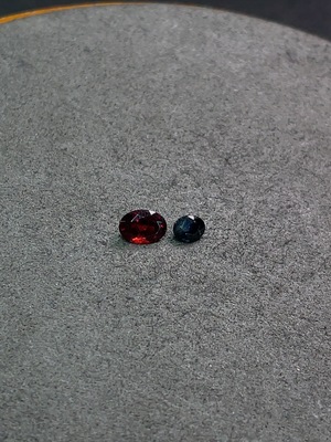 C33890526 Sapphire + Garnet Loose Stones Total Weight Approx. 1.45ct Sell as a Lot
