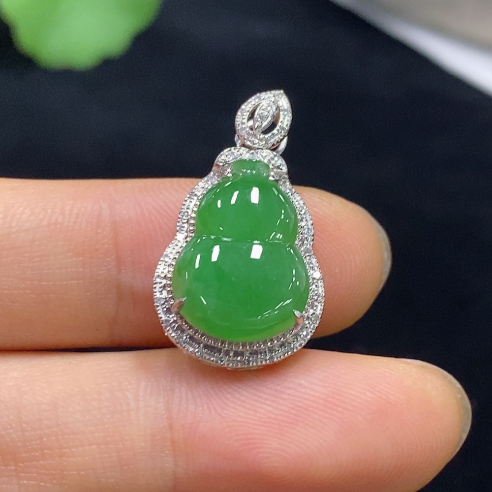 F31601151 Jadeite Gourd Pendant with 18k Gold and Diamond Accents, Total Weight Approximately 2.62 Grams