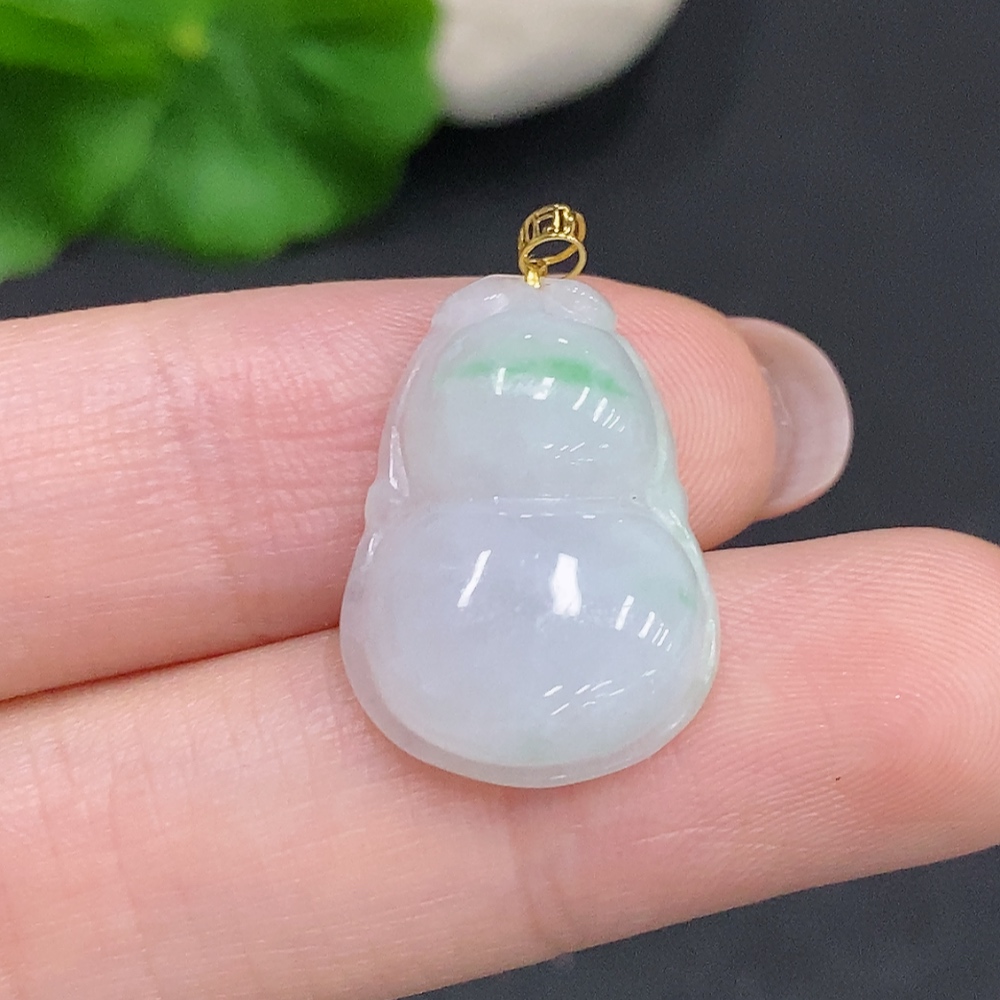 F34060496 Jadeite Gourd Pendant with 18K Gold Clasp, Total Weight Approximately 2.7g