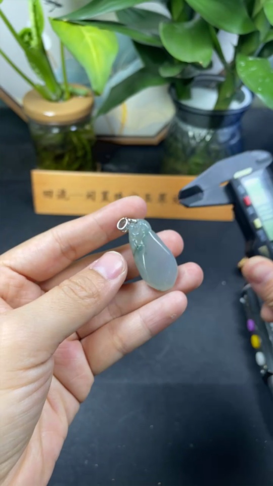 F34051707 Jadeite Longevity Monkey Pendant with 18K Gold Clasp, Total Weight Approximately 9.3 Grams