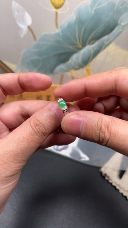 F26972734 Jadeite Cabochon Inlaid Ring 18K Gold Size 17 Total Weight Approx. 2.2g