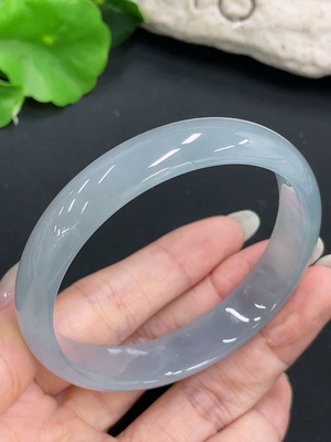 F42969955 翡翠正圈手镯 货品总重约41.32g  圈口58.8