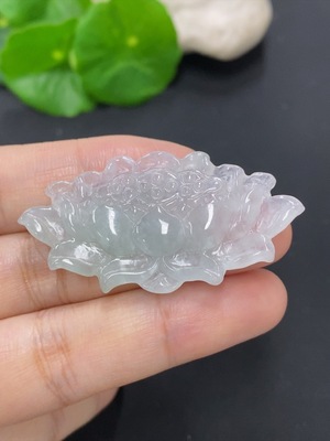 F46598001 翡翠莲花挂件 货品总重量约7.4克