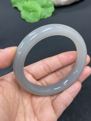 H41905366 和田玉正圈手镯    圈口57      货品总重约51.7g