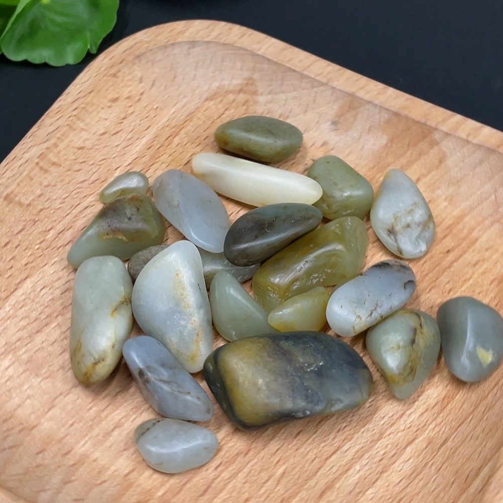 H29324276 Hetian Jade, undetermined cause of skin color, containing other mineral components, total weight about 84g, sell as a lot