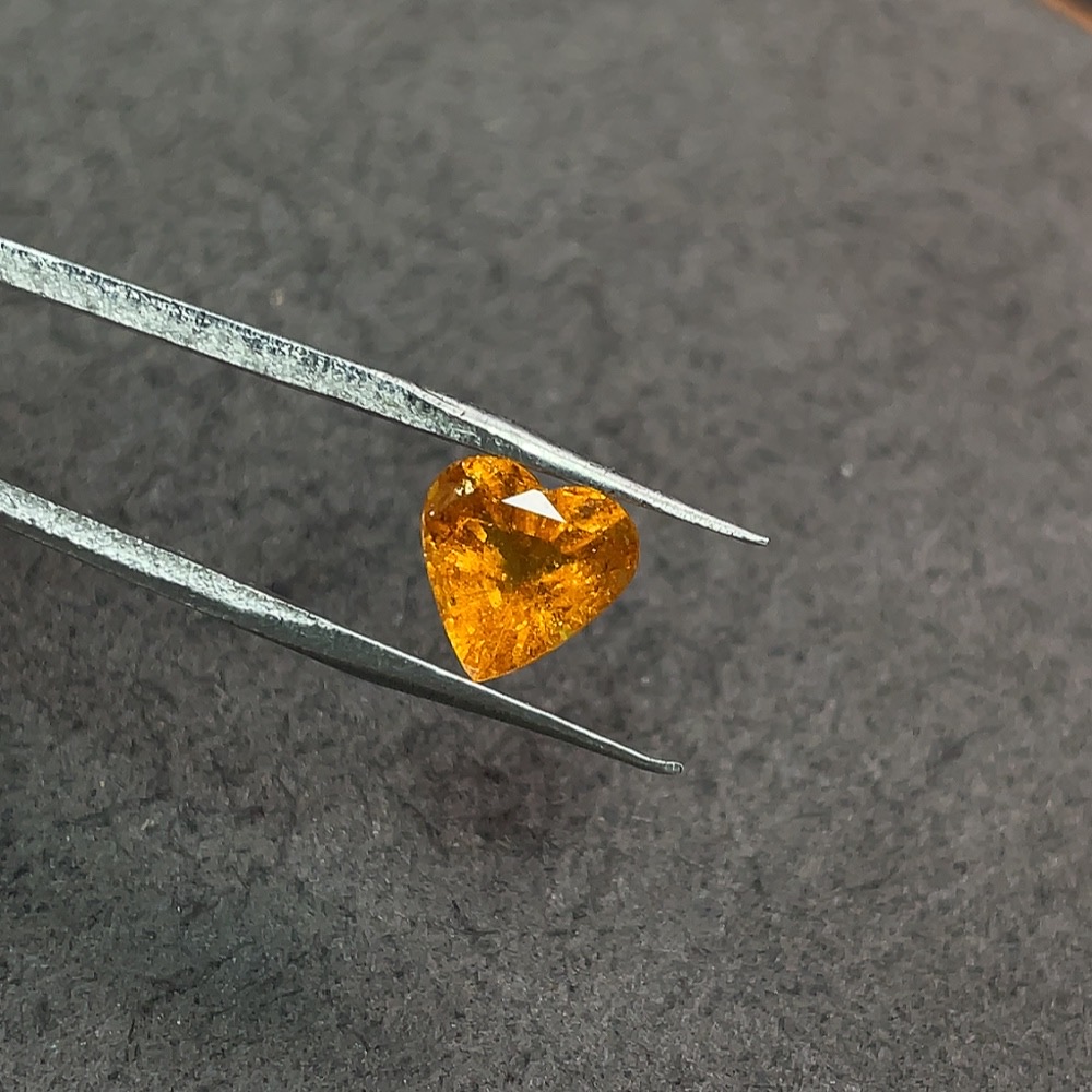 C34038714 Garnet loose stone, total weight approximately 1.885 carats