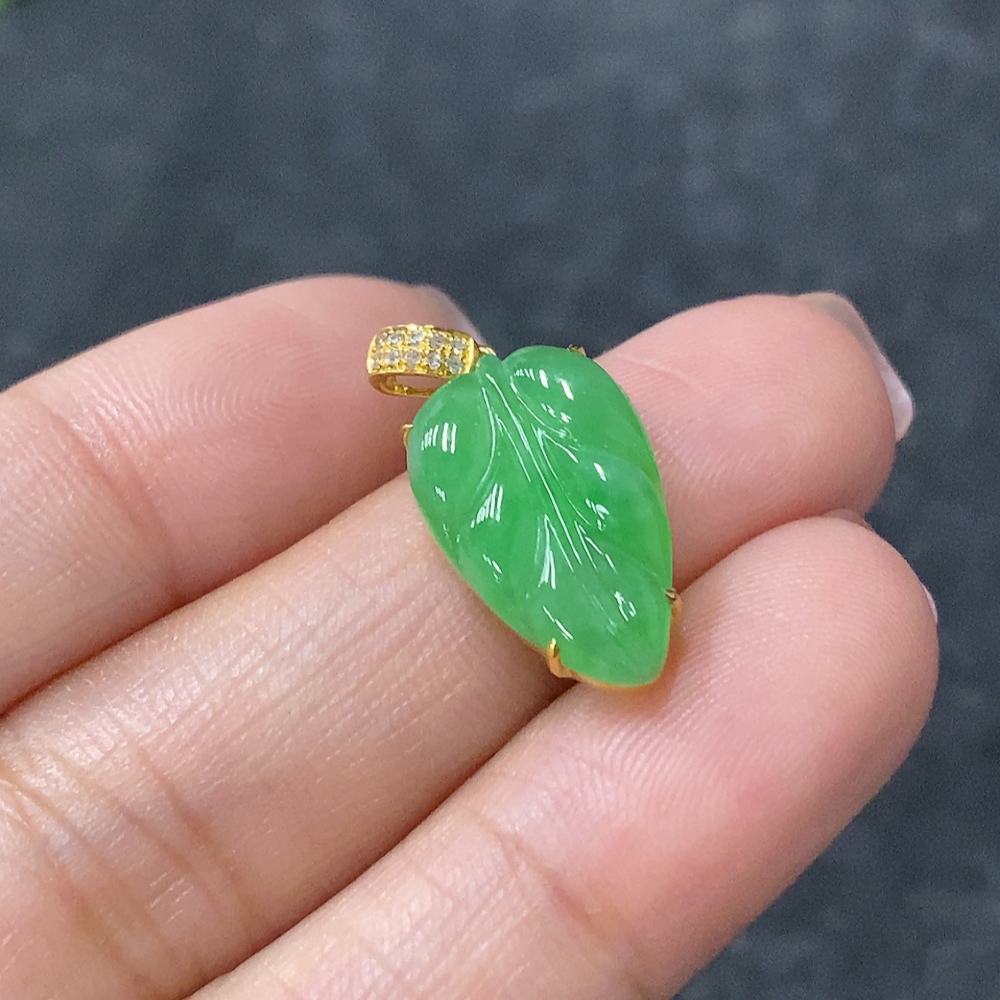 F34030649 Jadeite Leaf Pendant with 18K Gold and Diamond Accents, Total Weight Approx. 1.69g