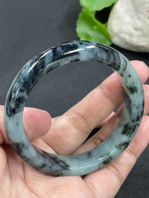 F41853223 翡翠正圈手镯 货品总重约50.25g  含其它矿物成分 52.6圈口