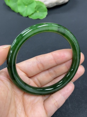 H40744986 和田玉碧玉圆条手镯   圈口57.3    货品总重约31.5g