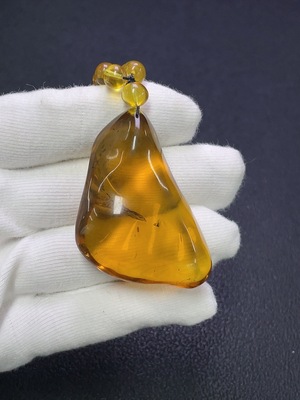 C31618055 Amber Beeswax Pendant Total Weight Approx. 25.7g with Chain