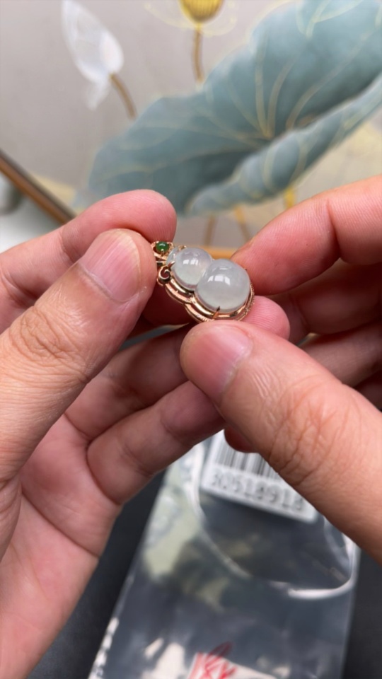 F30518918 Jadeite Gourd Inlaid Pendant with 18K Gold, Total Weight Approximately 3.05g