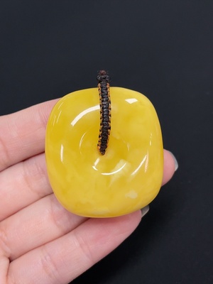 C46539381 琥珀蜜蜡挂件 货品总重约18.59克