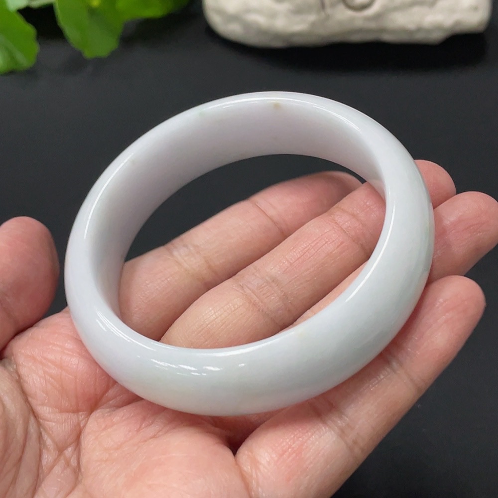 F30518654 Jadeite Regular Bangle (Total Weight: Approx. 69.7g; Inner Diameter: 55.3)