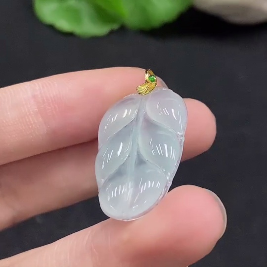F34028906 Jadeite Leaf Pendant in 18K Gold, Total Weight Approx. 3.37g