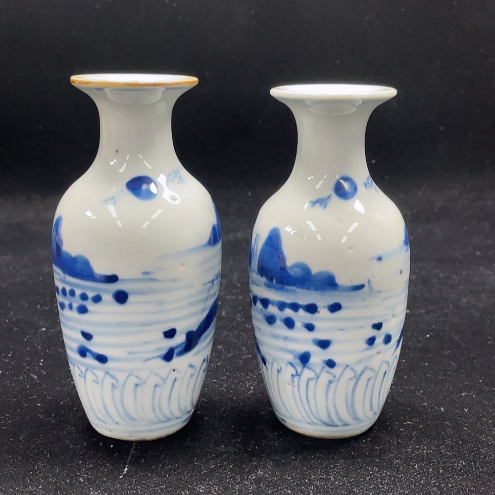 W32763289 Porcelain, Mint Condition, Late Qing Dynasty to Republic of China Blue-and-White Landscape Vase, Size as per Actual Item