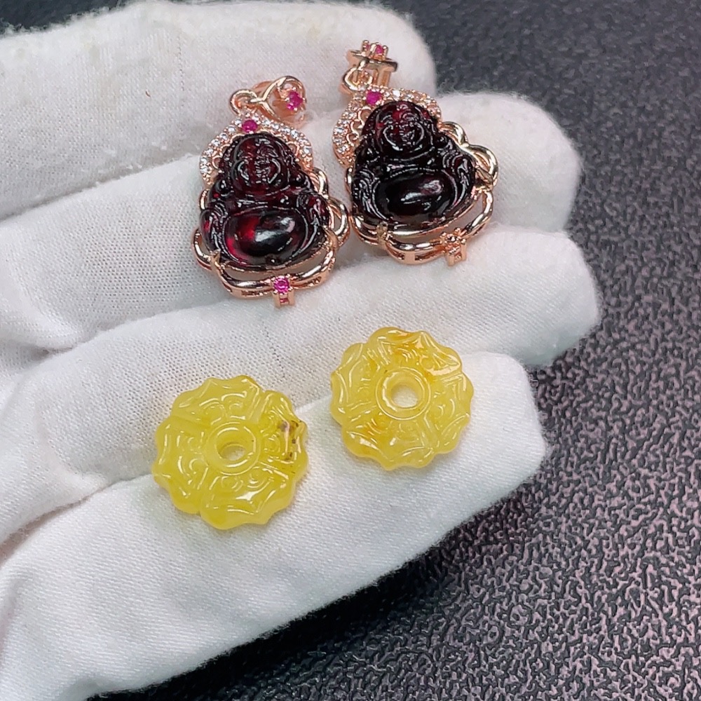 C34038393 Amber Beeswax Pendant Non-Gold Colorless Film Coated Total Weight Approx. 7.93g Sell as a Lot