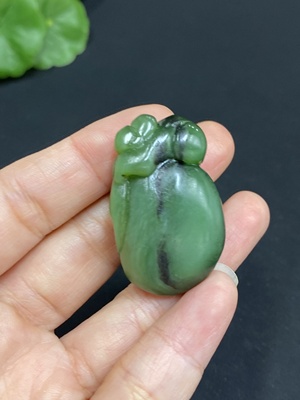 H34986390 Hetian Jade Jasper Pendant - Lucky Monkey Presenting Longevity - Total Weight: Approx. 20.2g