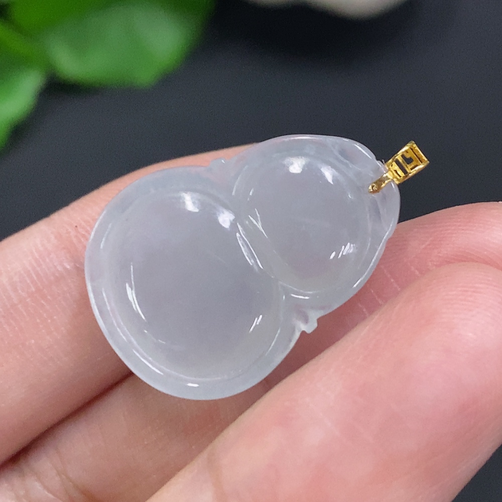 F34023635 Jadeite Gourd Pendant with 18K Gold Clasp, Total Weight Approximately 4.1g
