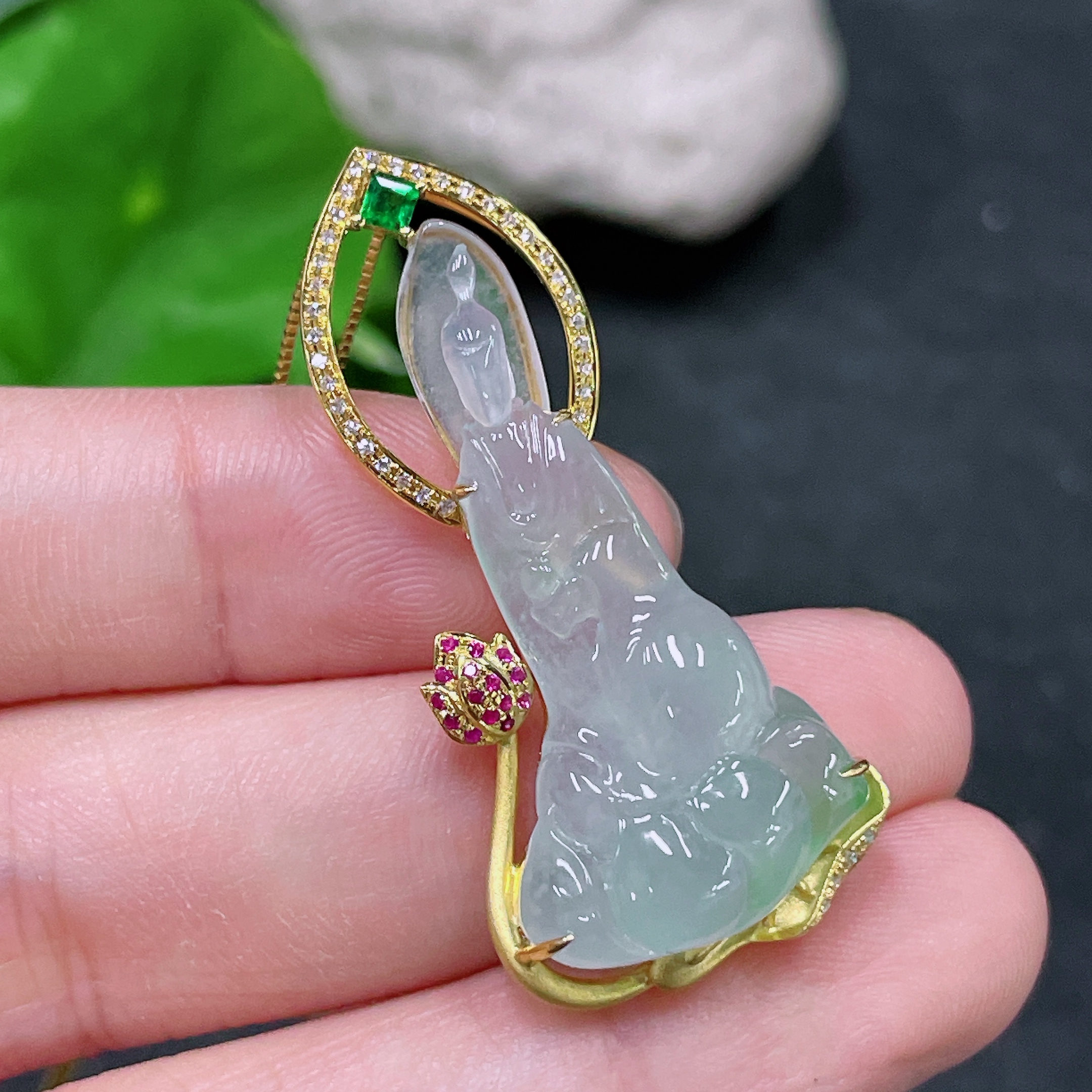 F33839447 Jadeite Guanyin Inlaid Pendant with 18K Gold and Diamond Accents, Colorless, Total Weight Including Chain Approximately 7.2g