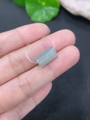 F46568025 翡翠珠子货品总约重1.54g