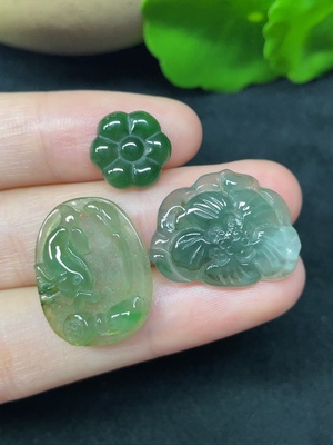 F45335532 翡翠挂件 一手走 总重约5.19g