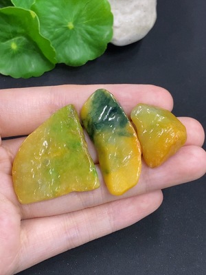 F46554306 翡翠随形挂件一手走 颜色成因未定