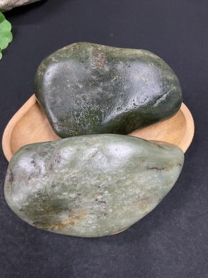 H46488900 和田玉     货品总重约1.02kg     皮色成因未定   含其他矿物成份