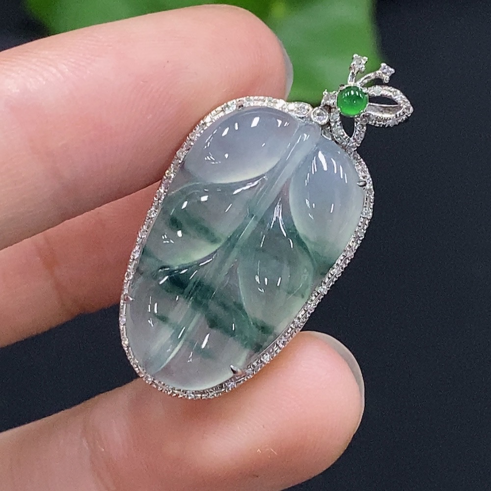 F32753791 Jadeite leaf inlaid pendant 18K gold, total weight approx. 3.94g