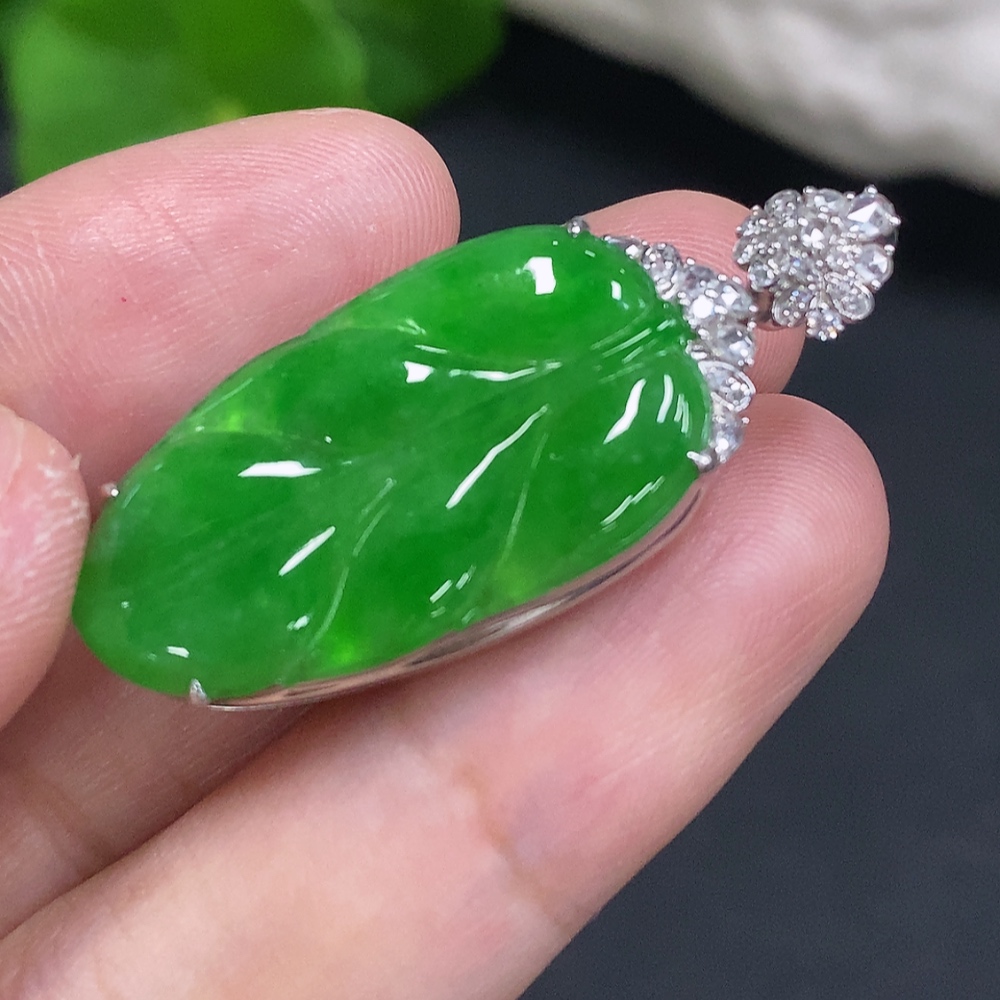 F30568984 Jadeite leaf inlaid pendant 18K gold total weight about 5.9g (with diamond accents)