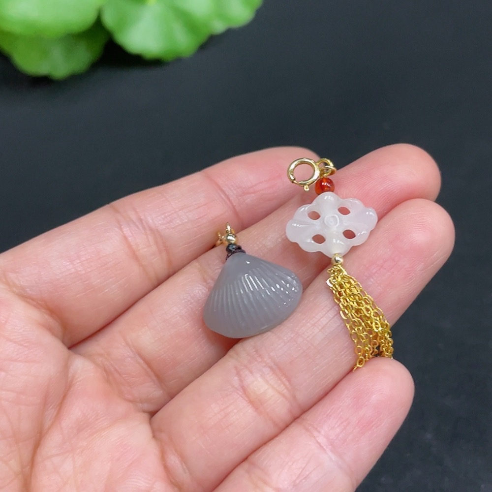 H34072673 Hetian Jade Pendant Antique Style + Scallop Non-Gold Total Weight Approx. 3g