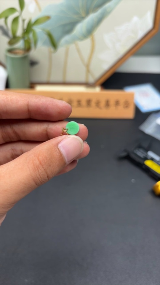 F34022754 Jadeite Plain Pendant with 18K Gold Buckle Total Weight Approx. 0.4g