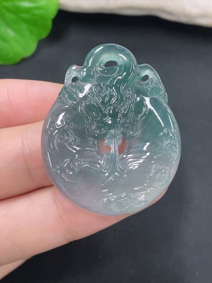 F42970223 翡翠挂件 货品总重约8.06g
