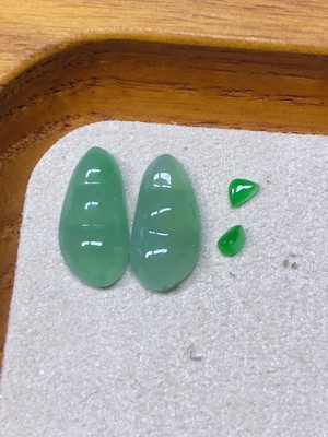 F45335320 翡翠福豆+随形戒面 一手走 总重约1g