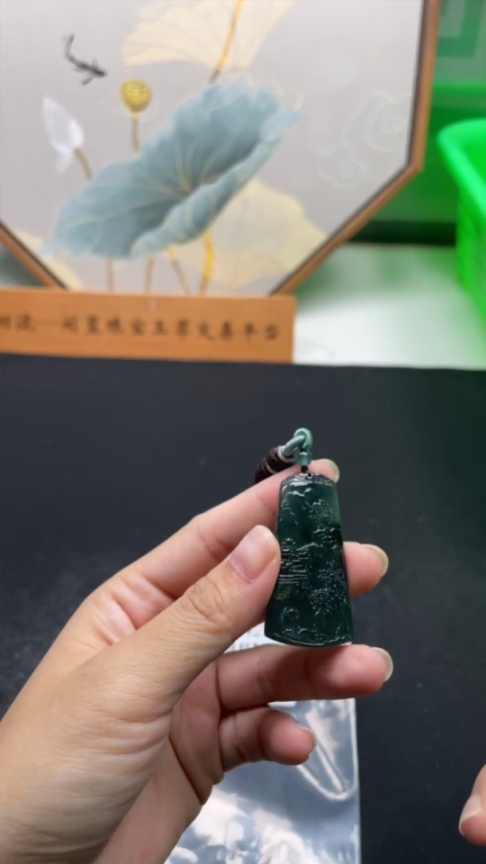 F31624254 Jadeitelandscape pendant