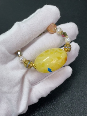 C43111915 琥珀蜜蜡吊坠  局部可见修补  配石考虑非天然  非金  货品含链总重约18.95克  配珍珠