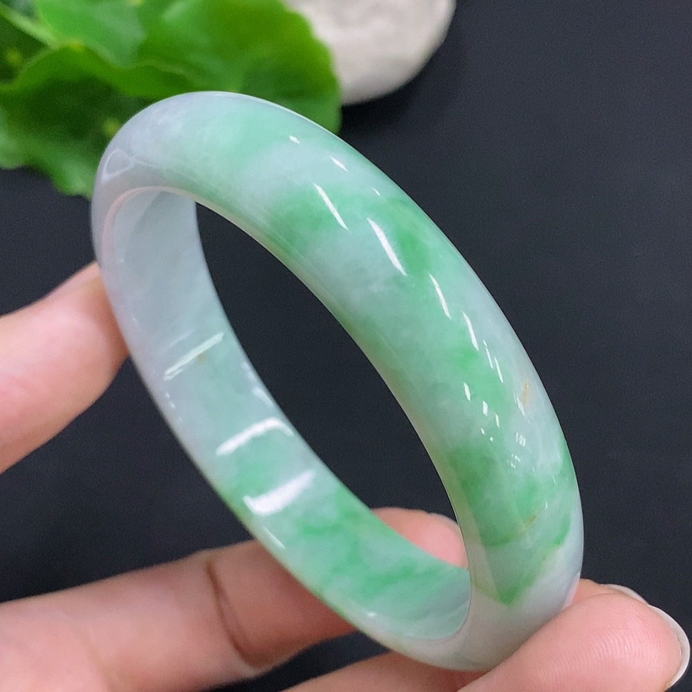 F33832033 Jadeite Regular Bangle (Total Weight: Approx. 50g, Inner Diameter: 57)