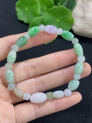 F46549684 翡翠手串  卡7mm左右 含其他矿物成分  货品总重约17.7g